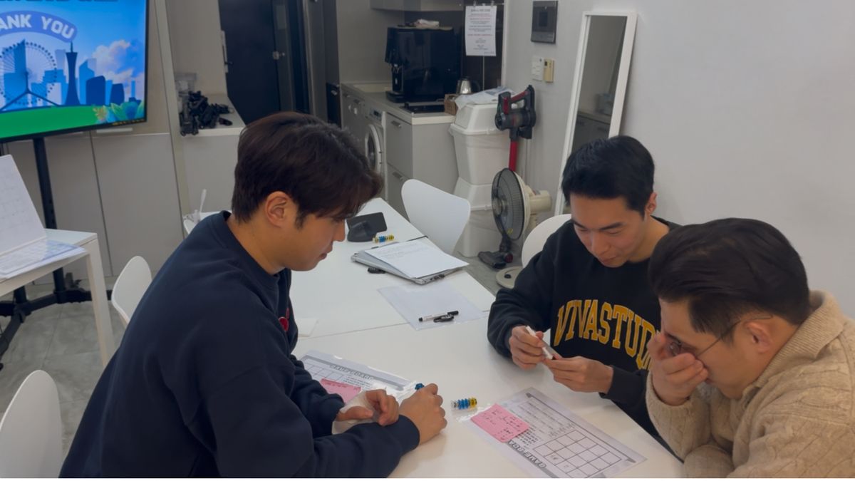영토 카드를 앞에 두고 다음 수를 고민하는 참가자들