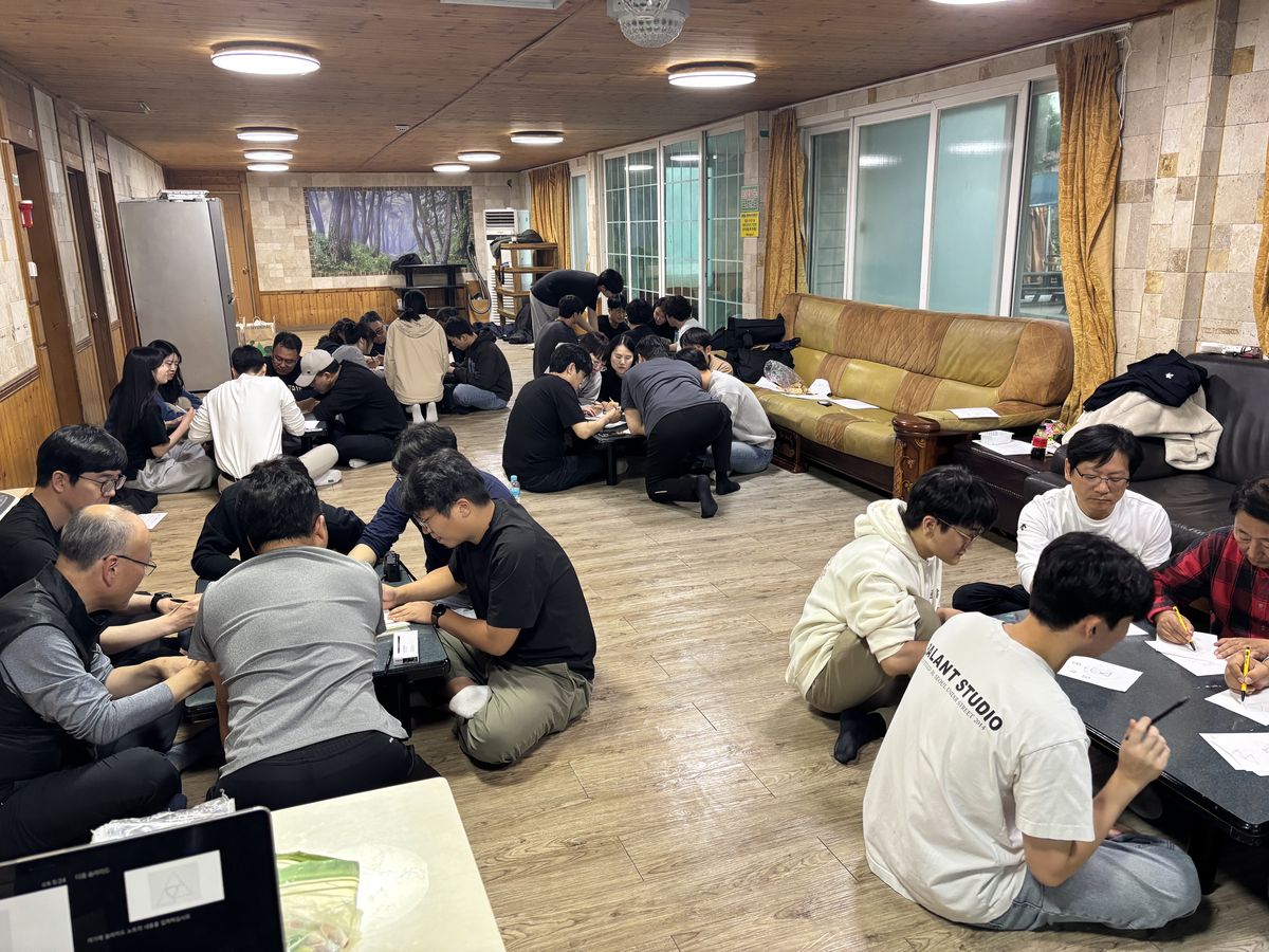 바닥에 팀별로 둘러앉아 착석형 소통 미션을 하는 참가자들